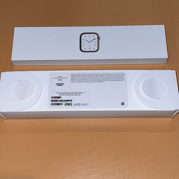 ⌚️NWT APPLE WATCH SERIES 7 45mm SILVER STAINLESS STEEL CASE W/ BLACK BAND - Picture 7 of 16
